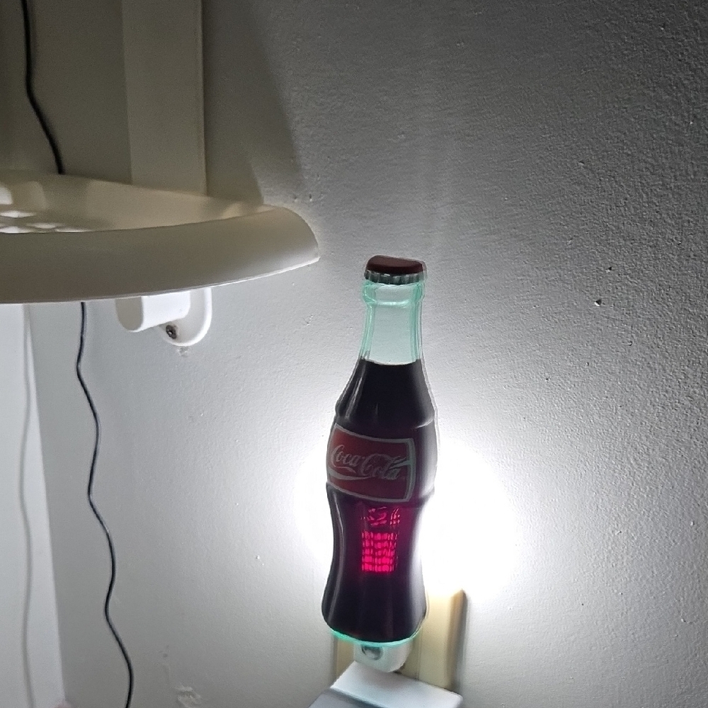 Vintage 90s Coca Cola Coke Bottle Automatic Nightlight Very Good Condition.